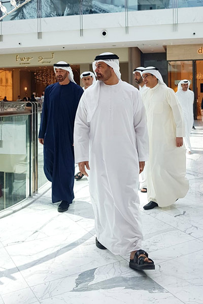 شاهد الشيخ محمد بن زايد خلال تجوّله بأحد مراكز دبي التجارية
